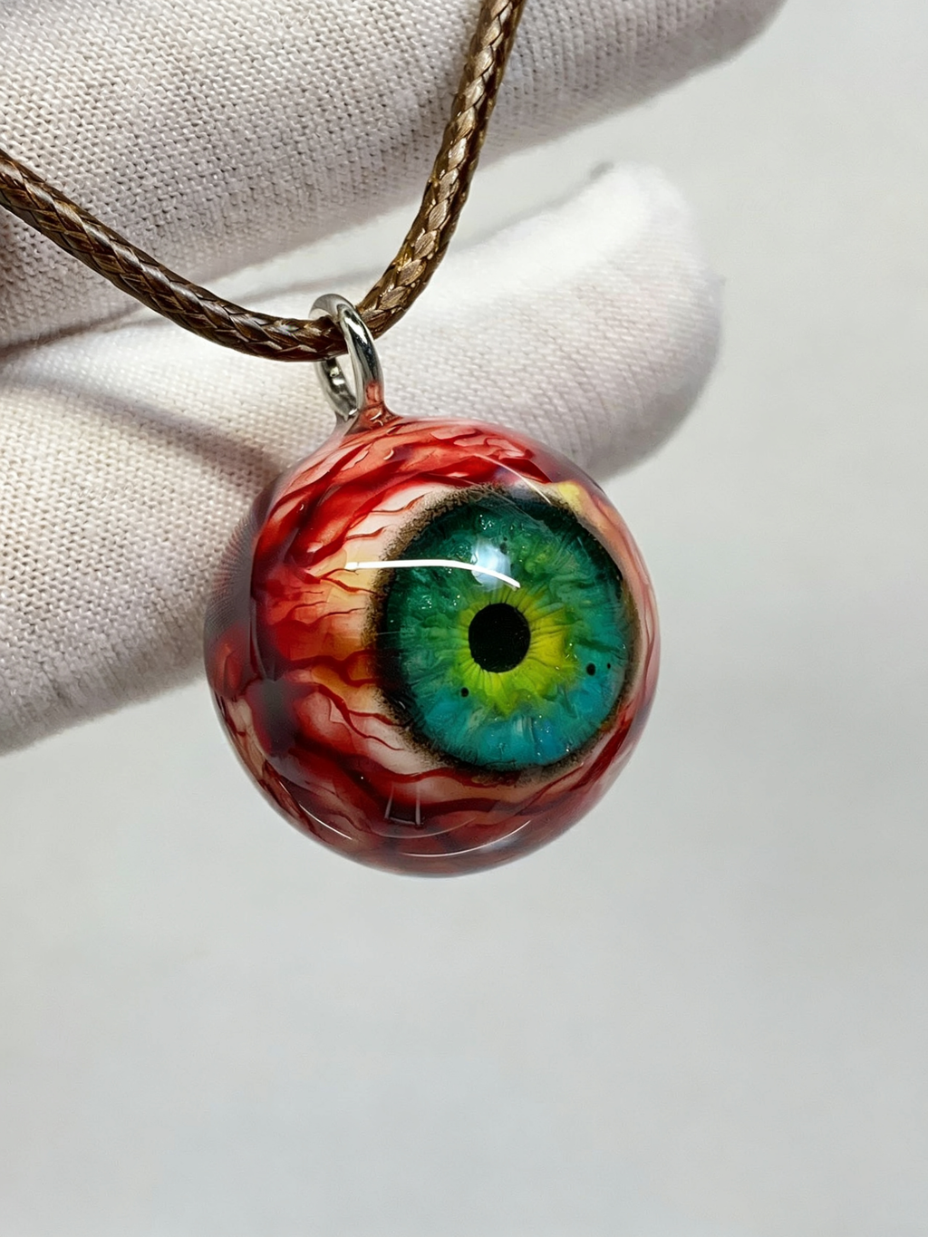 Verdant Gaze Bloodshot Eyeball Pendant | Handcrafted Gothic Nature Jewelry（1PCS）