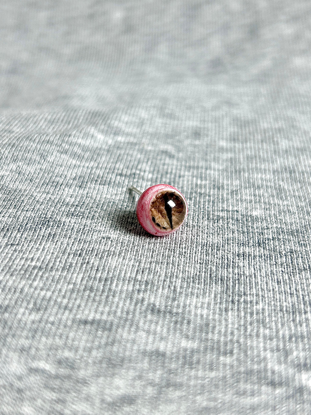 Cthulhu Eye - Fissure Iris | Ear/Lip/Tongue Studs - Cthulhu Eye - Fissure Iris | Ear/Lip/Tongue Studs - Dominion Sliver / Flat-Back（Default） / 4mm by CRUXJEWELRY