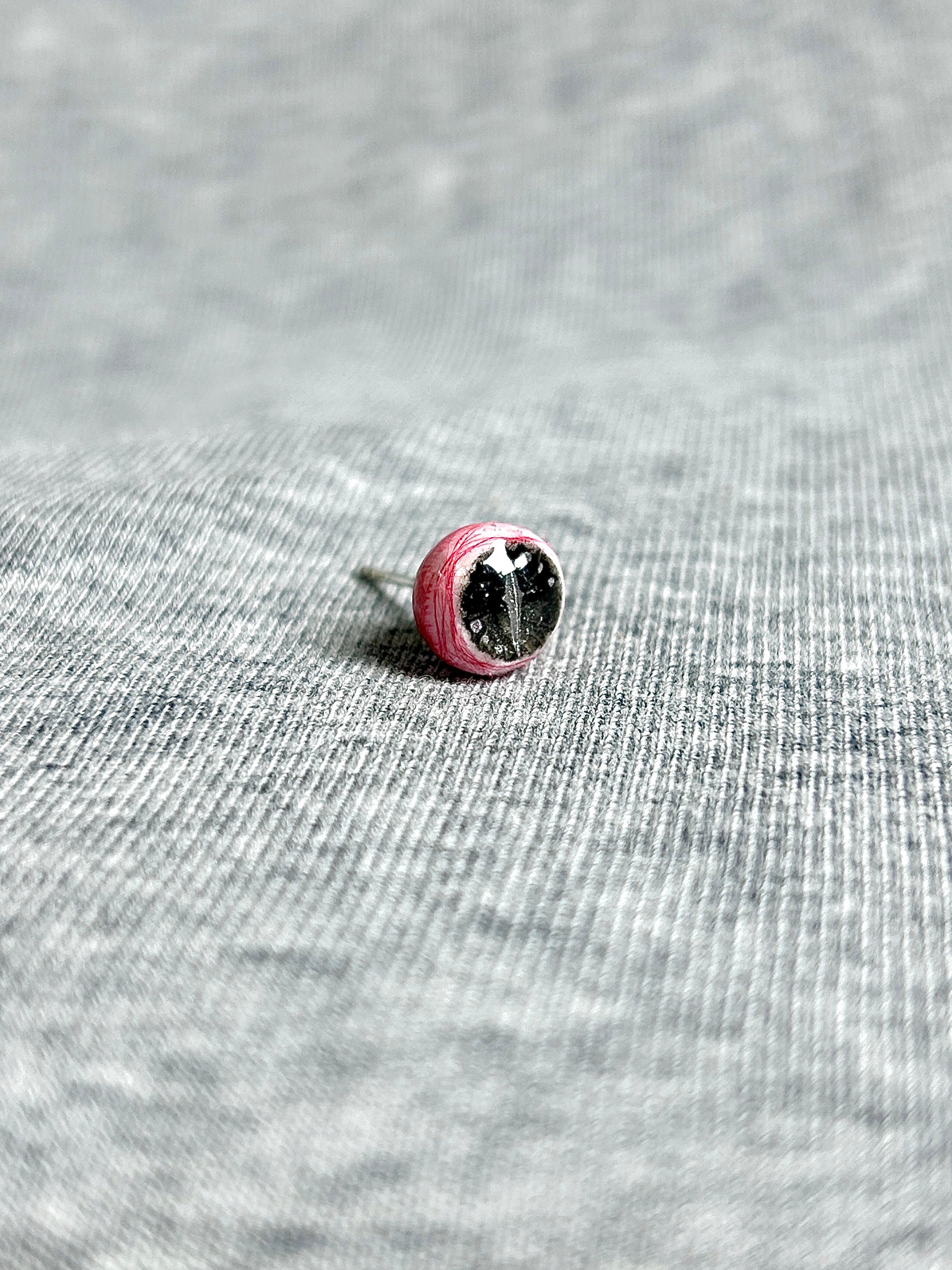 Cthulhu Eye - Fissure Iris | Ear/Lip/Tongue Studs - Cthulhu Eye - Fissure Iris | Ear/Lip/Tongue Studs - Juror‘s Verdict / Flat-Back（Default） / 4mm by CRUXJEWELRY