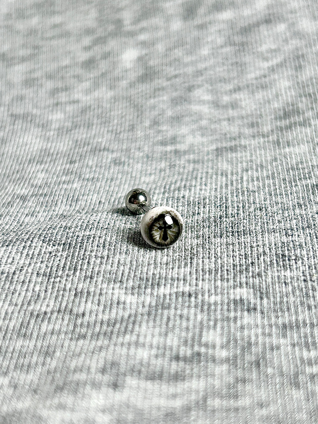 Cthulhu Eye - Bloody Mary‘s Pact | Ear/Lip/Tongue Studs - Cthulhu Eye - Bloody Mary‘s Pact | Ear/Lip/Tongue Studs - Fate‘s Silhouette / Flat-Back（Default） / 4mm by CRUXJEWELRY