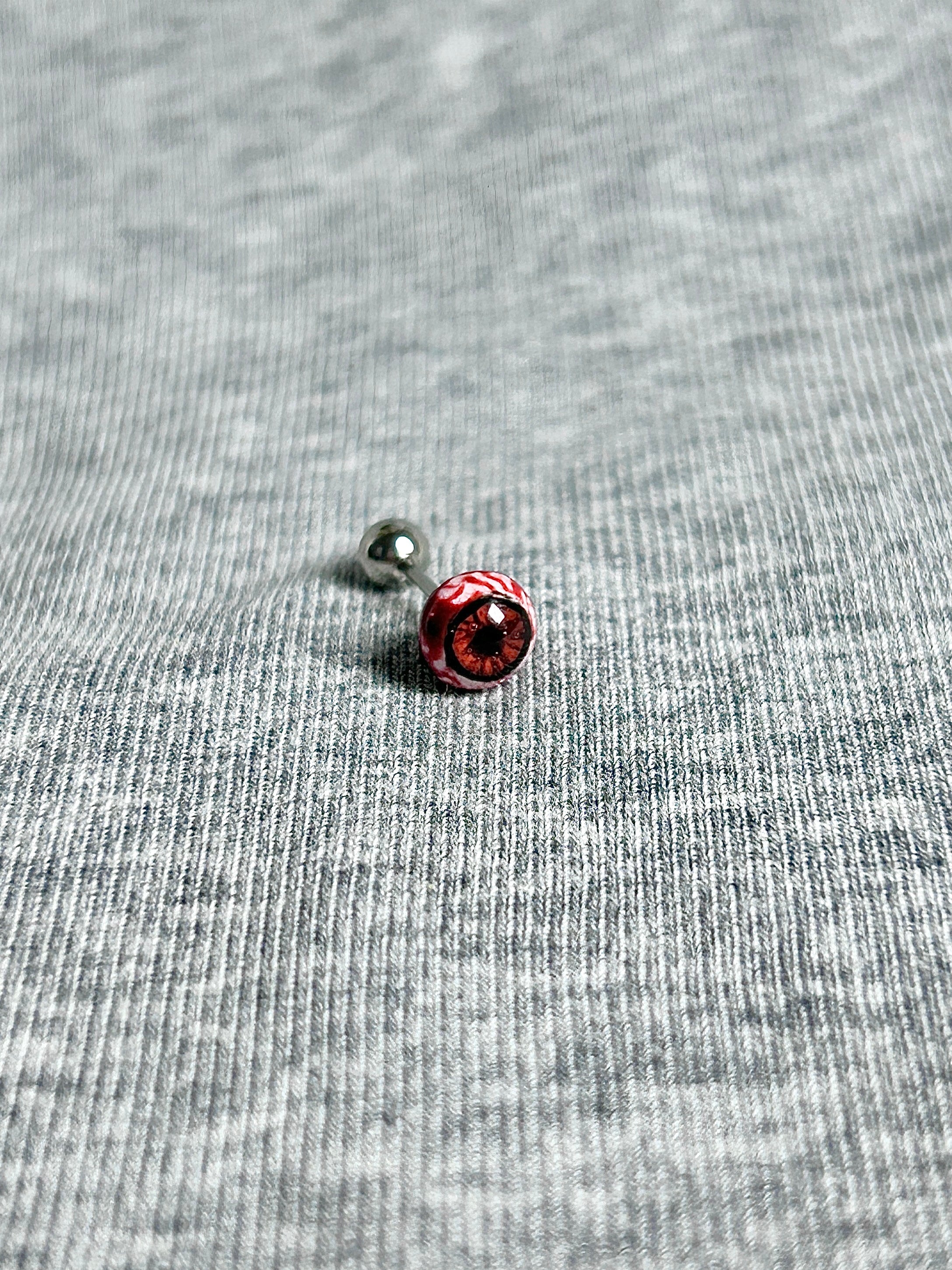 Cthulhu Eye - Bloody Mary‘s Pact | Ear/Lip/Tongue Studs - Cthulhu Eye - Bloody Mary‘s Pact | Ear/Lip/Tongue Studs - Prophecy‘s Gaze / Flat-Back（Default） / 4mm by CRUXJEWELRY