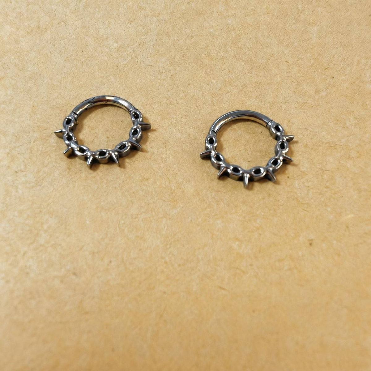 Titanium Thorn Spike Septum Clicker detail 2