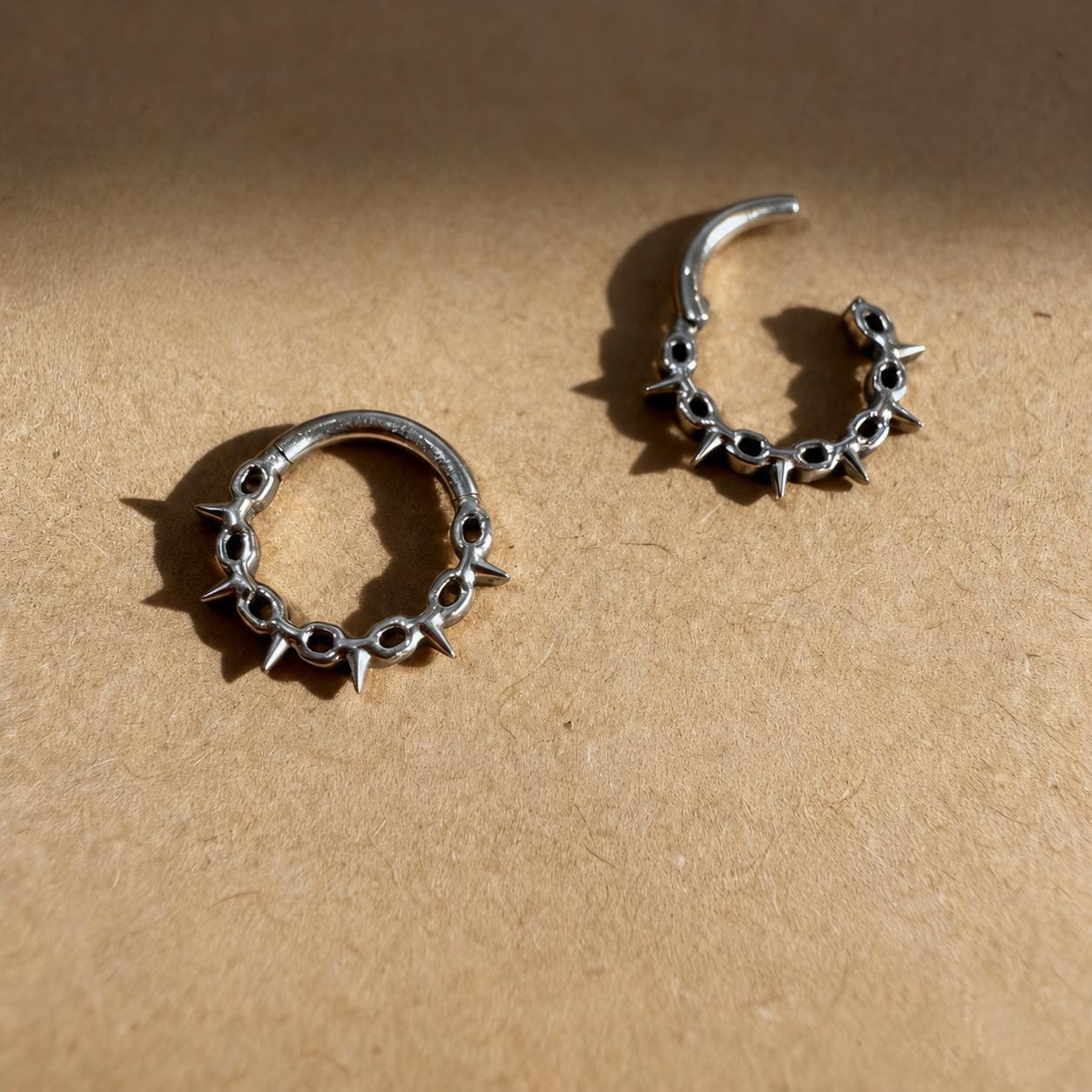 ASTM F136 Titanium Thorn Spike Septum Ring｜16G Hinged Clicker｜Gothic Daith Jewelry｜Hypoallergenic｜Helix Conch Rook Cartilage - Image 3