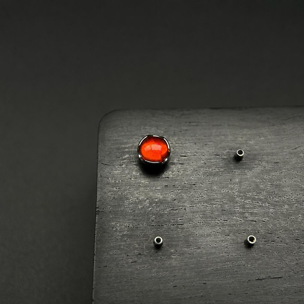 Ripple-Edge Jelly Opal F136 Titanium piercing top detail 6