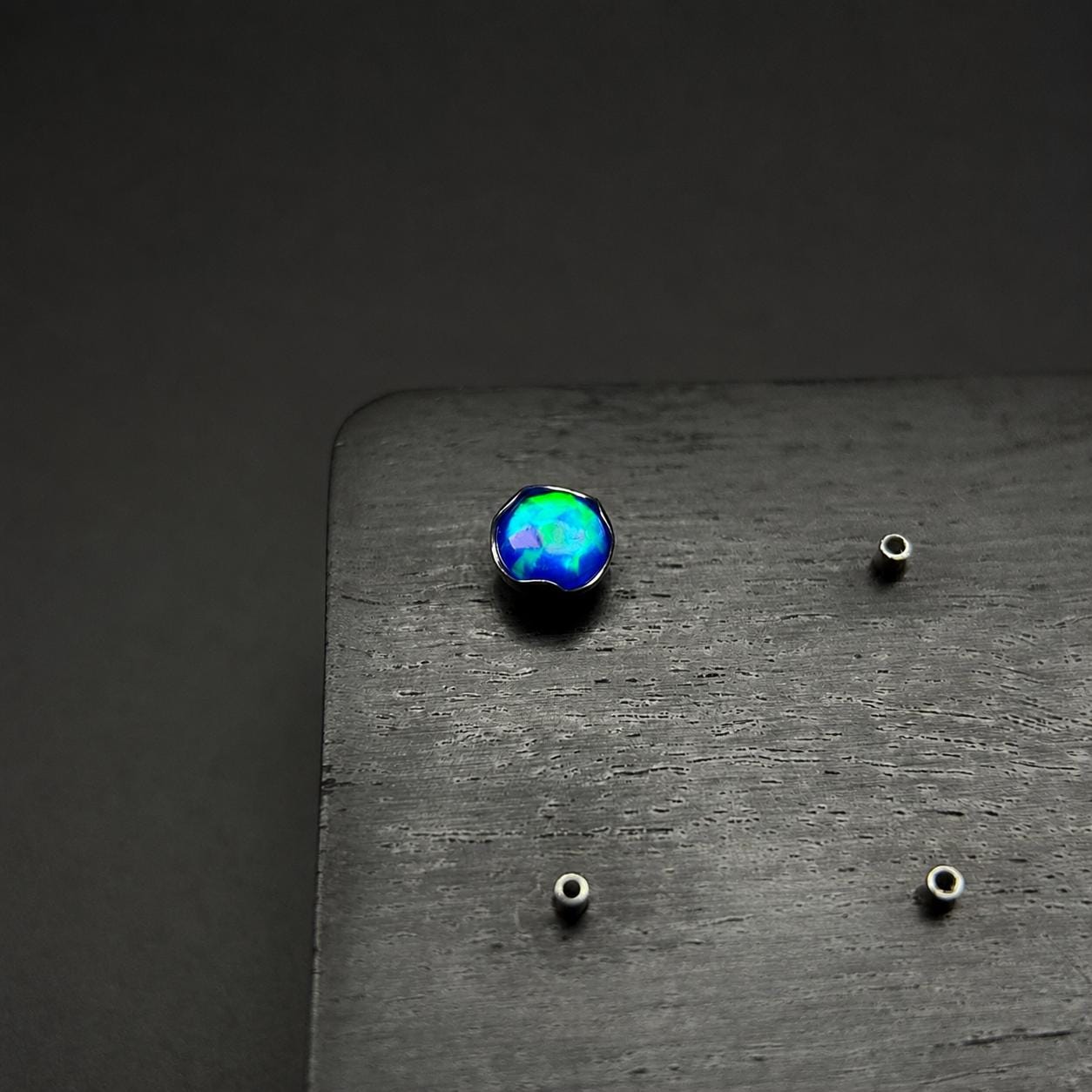 Ripple-Edge Jelly Opal F136 Titanium piercing top detail 7