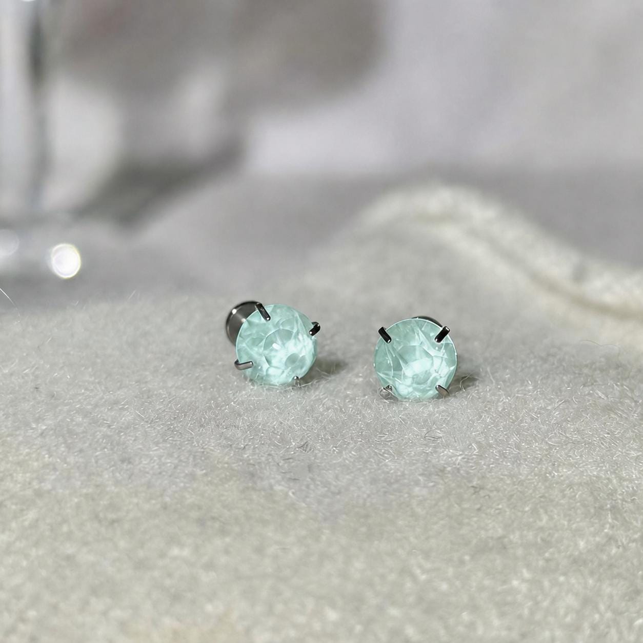 Round-Cut CZ F136 Titanium piercing top detail 3